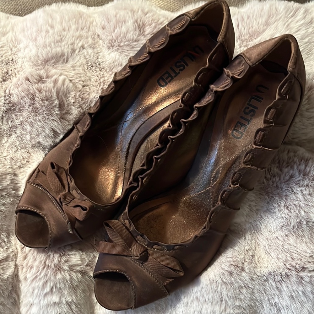 Unlisted shoes